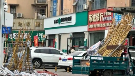 成都“甘蔗哥”康复出院重回摊位 曾因病撂下摊点甘蔗风干引网友牵挂