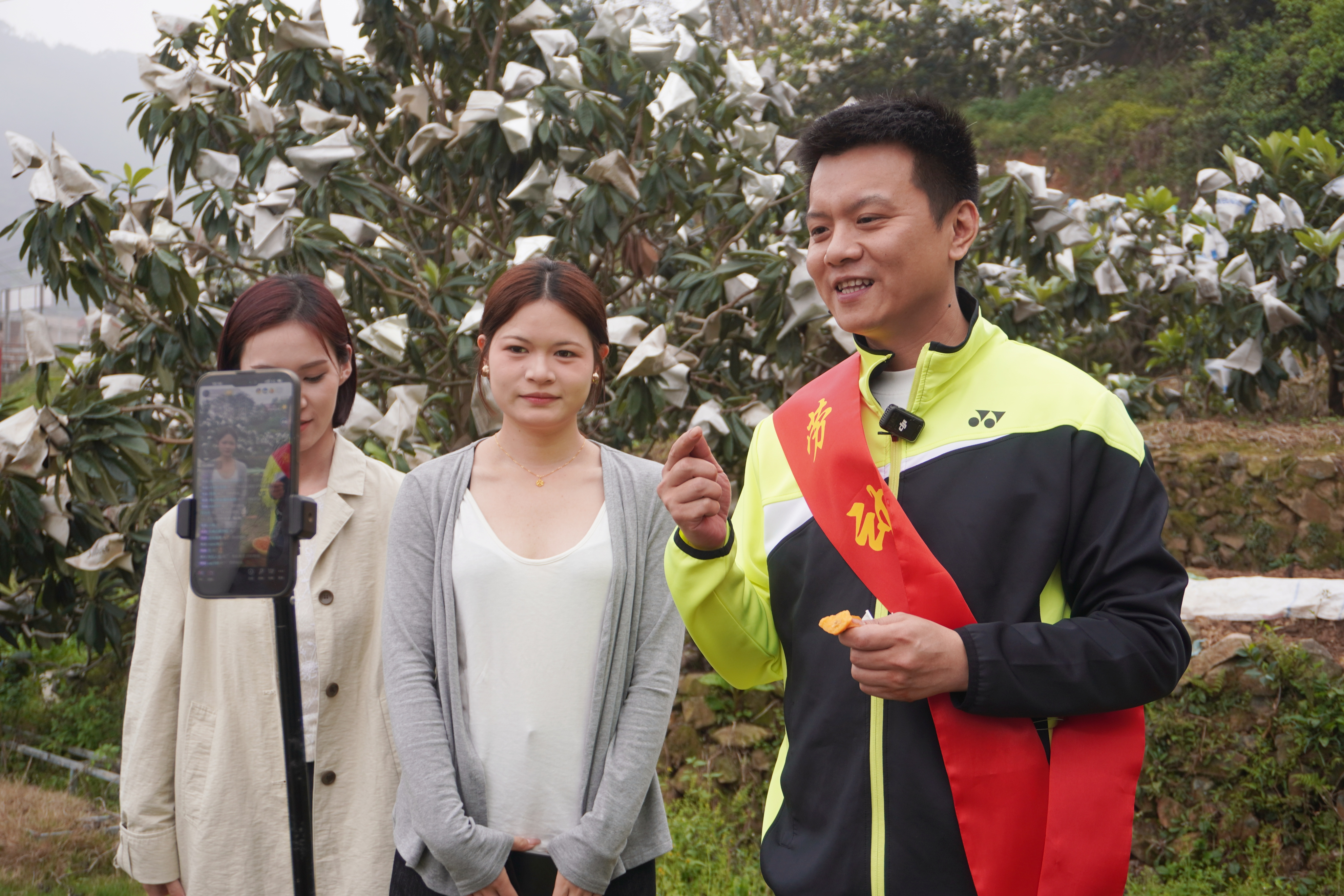 现场枇杷销售助农直播