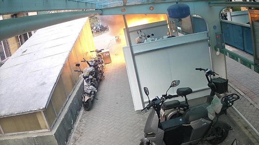 11年“高龄”二手电动车突发自燃，热心居民最先冲上去灭火