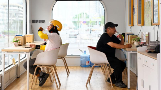 爱心商家“串珠成链” 暖“新”服务抬脚即到