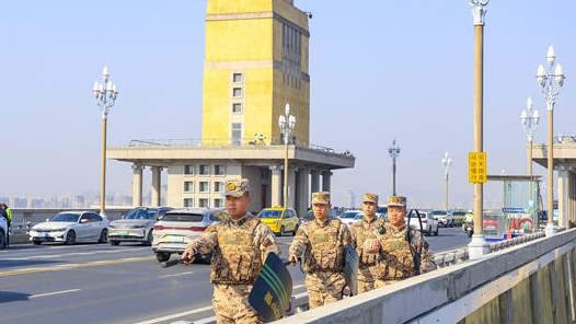 我在长江守大桥