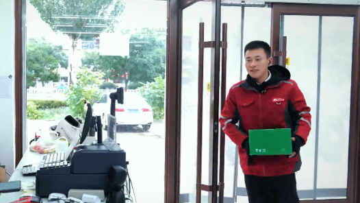 劳模故事·赤峰市五一劳动奖章丨关小磊：用奔波与坚守，把温暖送到每一位客户手中