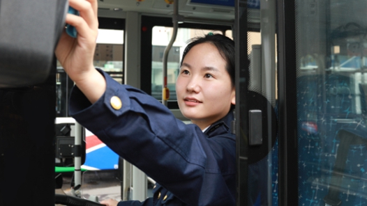 从幼师到方向盘，“00后”本科女公交驾驶员的追梦之路