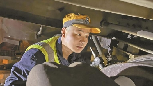 晨光里的列车“把脉人”