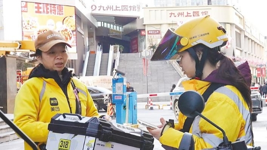 拎起外卖箱，她们奔向万家烟火