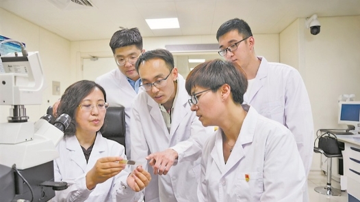 他在比头发丝还细的孔缝里找到油迹