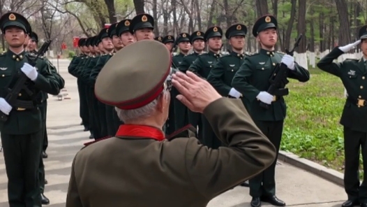 摸到现役步枪 抗美援朝老战士：“我们的枪更强更硬！”