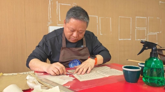 图书馆深处，他让百年古籍“枯木逢春”