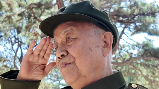 志愿军老战士看望牺牲战友： “现在生活甜了 让他们也尝一尝”