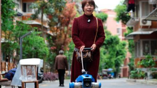 成都“赛博小狗”将上岗 智能导盲犬助视障人士探索广阔世界