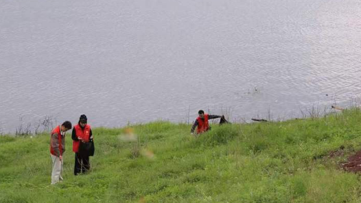 守护母亲河 共筑生态梦——重庆开展地球日长江浅滩清理志愿服务活动
