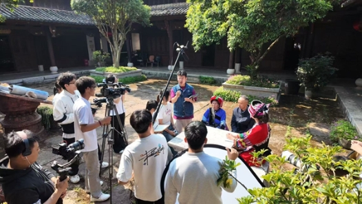 这群年轻人将《阿诗玛》送上“云端”