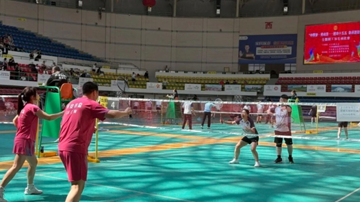 内蒙古兴安盟职工羽毛球赛开赛 300余名职工挥拍竞技