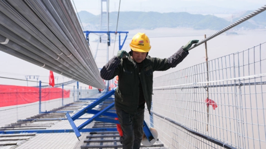 浙江：双屿门特大桥主缆架设完成