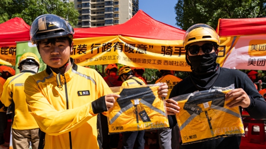 昆明外卖骑手换新夏季专属防护服装