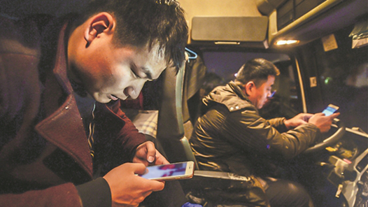 聚焦新就业形态劳动者｜“小屏幕”伴货车司机同行，短视频如何当好新“卡友”？