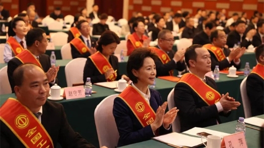 全国工会系统先进集体先进工作者和劳动模范表彰大会在京举行