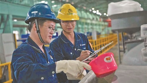在毫厘之间求索极致——记江西省劳动模范雷刚
