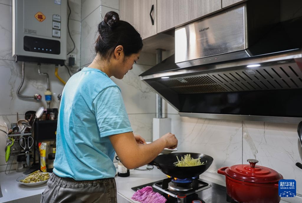 “90后”女农机手的“三夏”抢收活命