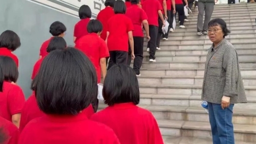 16年了，她还站在那里