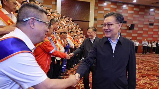 王东明看望参加2026年全国劳模工匠疗休养活动的代表
