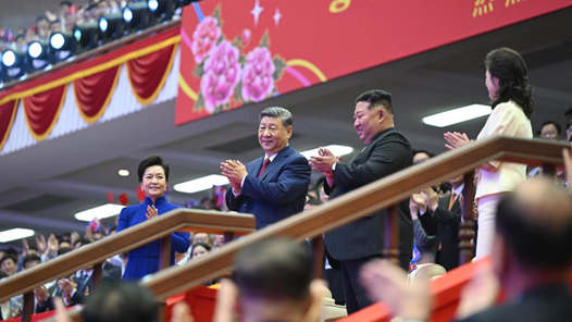 习近平和彭丽媛观看朝鲜专场文艺演出
