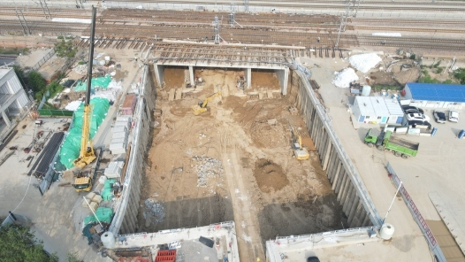 无抗横移桩框构桥顶进工法破解涉铁施工难题
