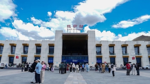见证天路变迁｜“天路枢纽”传歌声 拉萨车站举行表演活动庆祝“双周年”