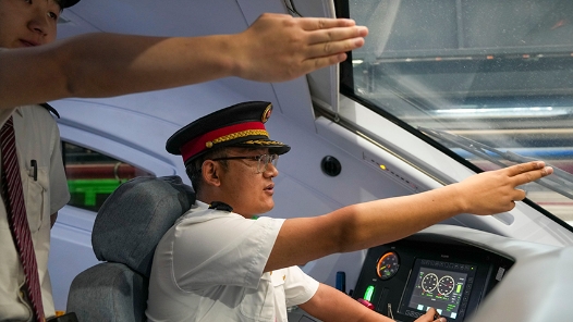 次仁的“天路”：一个藏族青年的铁路梦