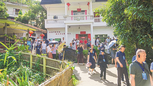 劳模来到黎寨毛纳村
