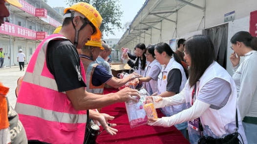 夏日关怀再续航，清凉慰问进工地