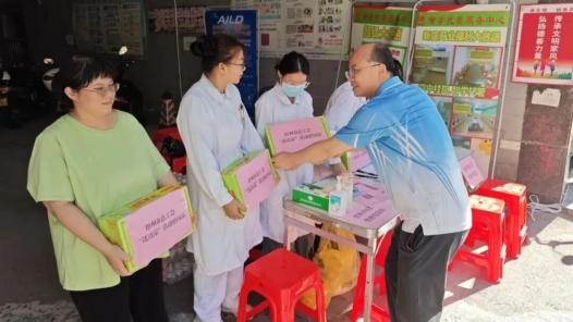 广西梧州市总工会深入防疫一线开展“送清凉”慰问活动