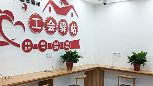 情系户外劳动者 驿站义剪暖人心