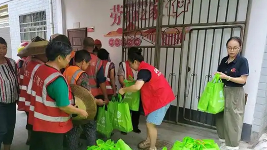 青海省西宁市总工会在送清凉活动中引入“工惠理发”普惠服务