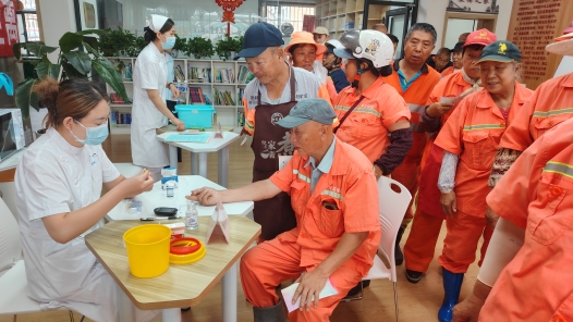 河北省石家庄市井陉矿区总工会开展“驿站送清凉——关爱户外劳动者”慰问活动