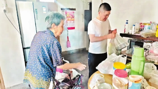 张晓峰：八年送菜路助老暖人心