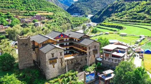 牢记初心使命 奋进复兴征程｜红色旅游火 高原绿意浓