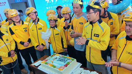 云南省各级工会开展“当一天站长”主题服务活动：走进驿站当“站长” 服务职工零距离