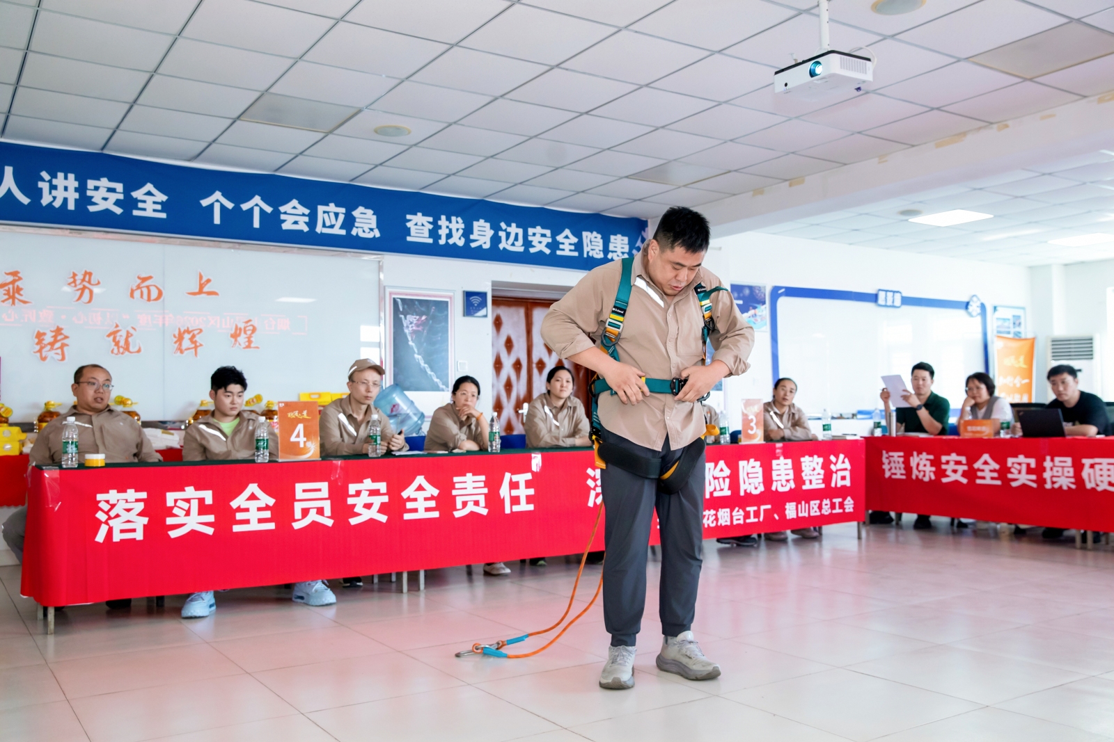 活动现场，参赛选手进行防护装备规范穿戴讲解（拍摄者：于少丽）