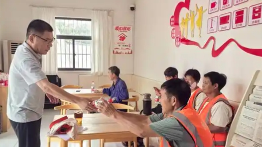 云南省各级工会做细做实关心关爱户外劳动者工作：走进驿站当“站长” 服务职工零距离