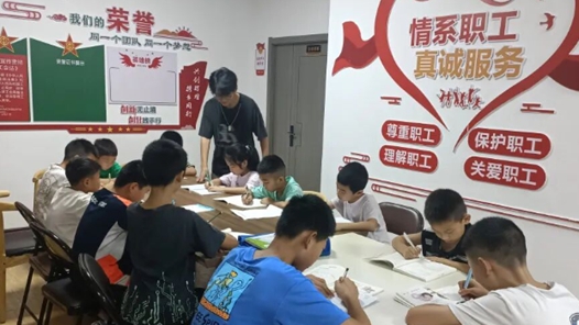 工会伴成长 不负好“暑”光｜骑手爸爸趴在窗前看，笑了