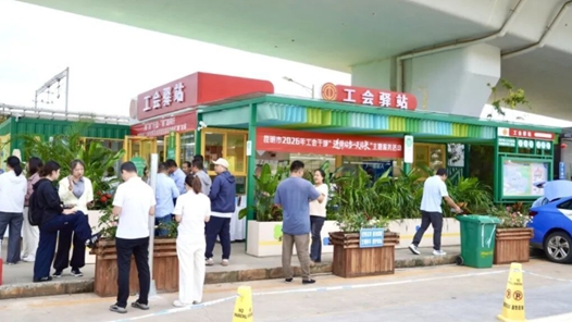 昆明南站工会驿站夜间可扫码进入