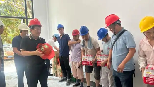 云南曲靖工会为一线建设者送清凉
