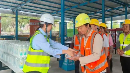 辽宁营口市总工会开展送清凉走访慰问活动