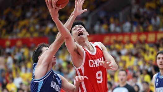 篮球——男篮热身赛：中国队不敌乌拉圭队