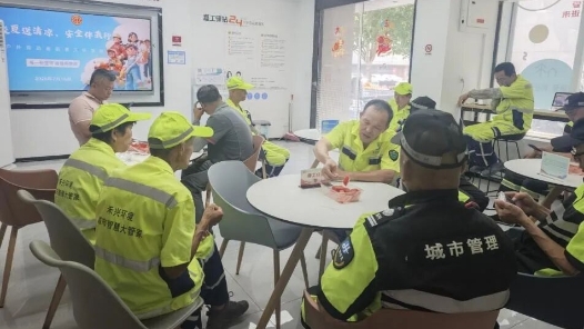 吃块河南瓜，歇歇脚再出发！嘉工驿站这份“清凉礼”又甜又暖