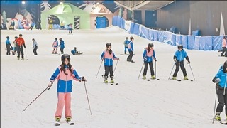 中国消费向新而行·暑期消费新场景｜高温天，来一场冰雪运动