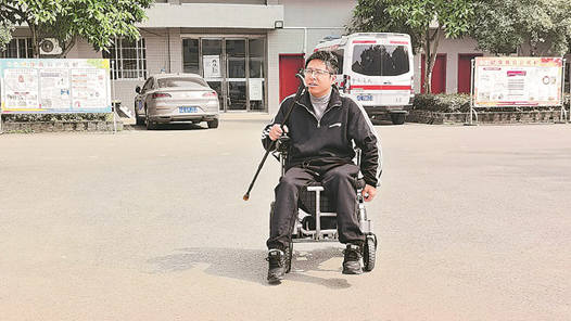 轮椅上的他成了镇上“最忙”的医生