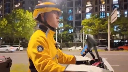 劳动者之歌｜从救火战士到“最美职工” 外卖骑手高丰用细节传递温暖