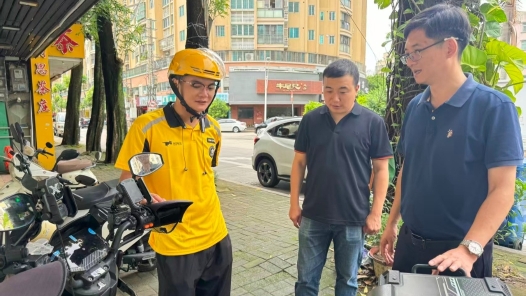 广东省汕头市总工会慰问见义勇为外卖骑手